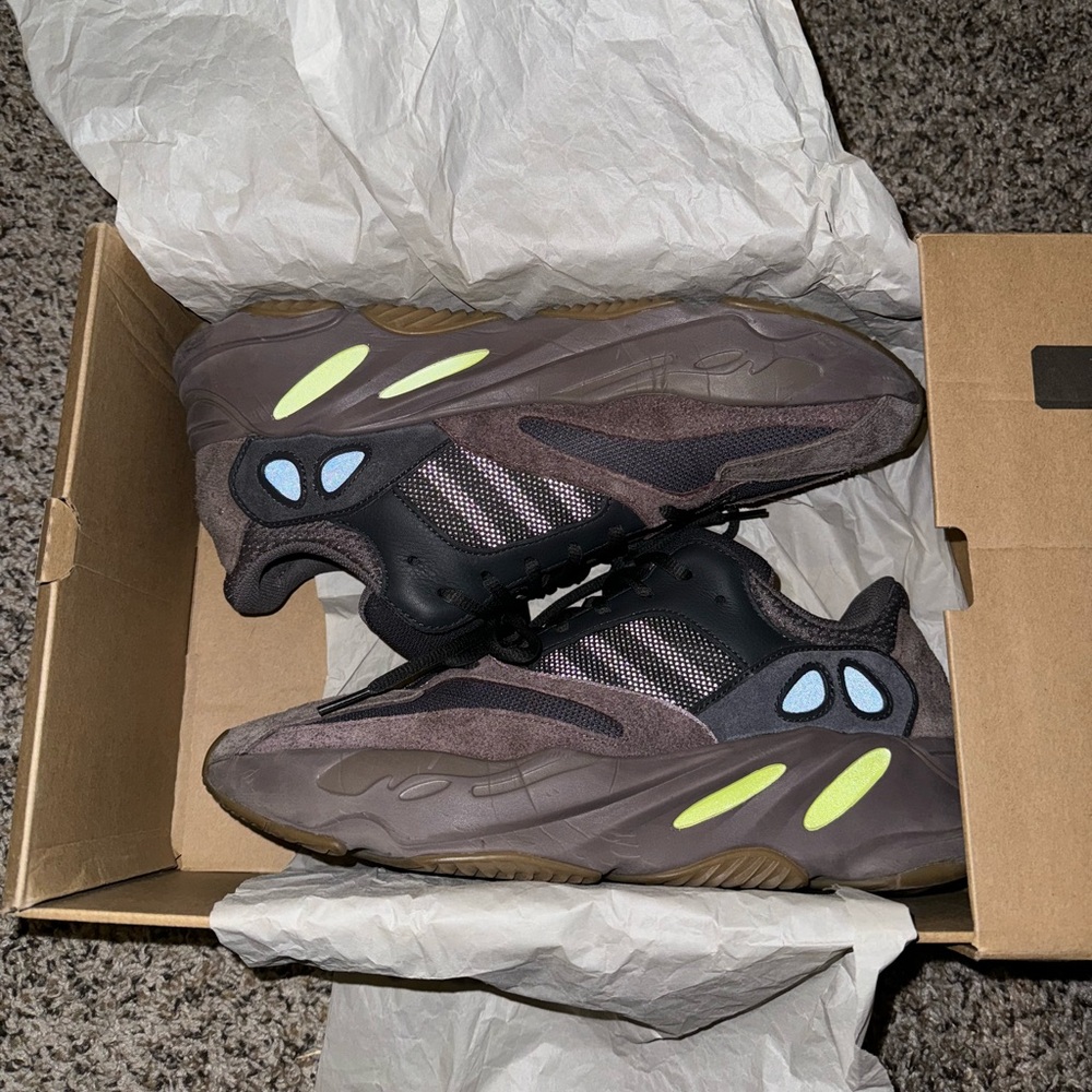 Yeezy Boost 700 Mauve Size 11.5